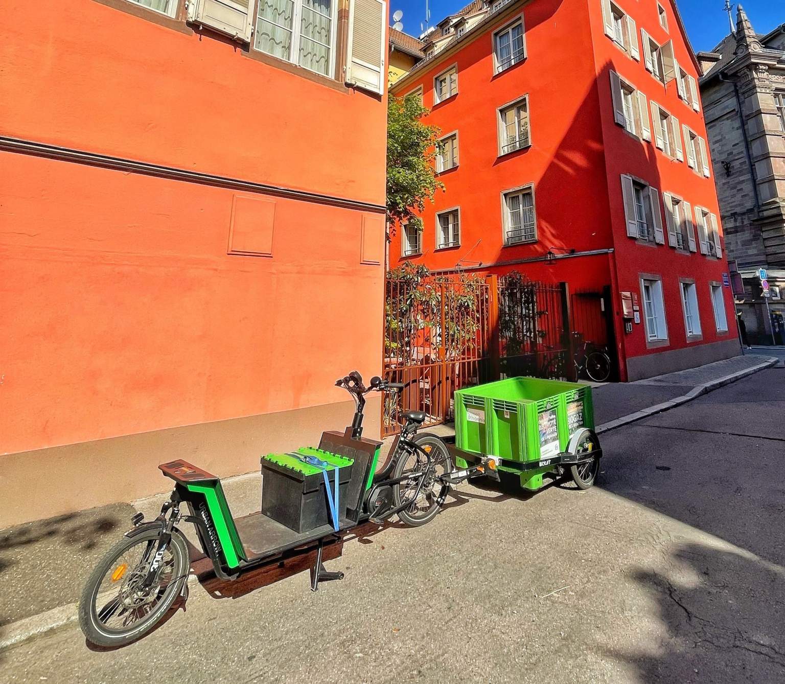 green phoenix devant Hôtel du Dragon